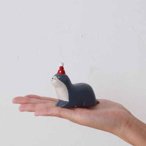 Figurine en bois - Loutre avec chapeau de fête - FIGURINES EN BOIS