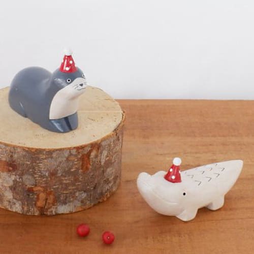 Figurine en bois - Loutre avec chapeau de fête - FIGURINES EN BOIS