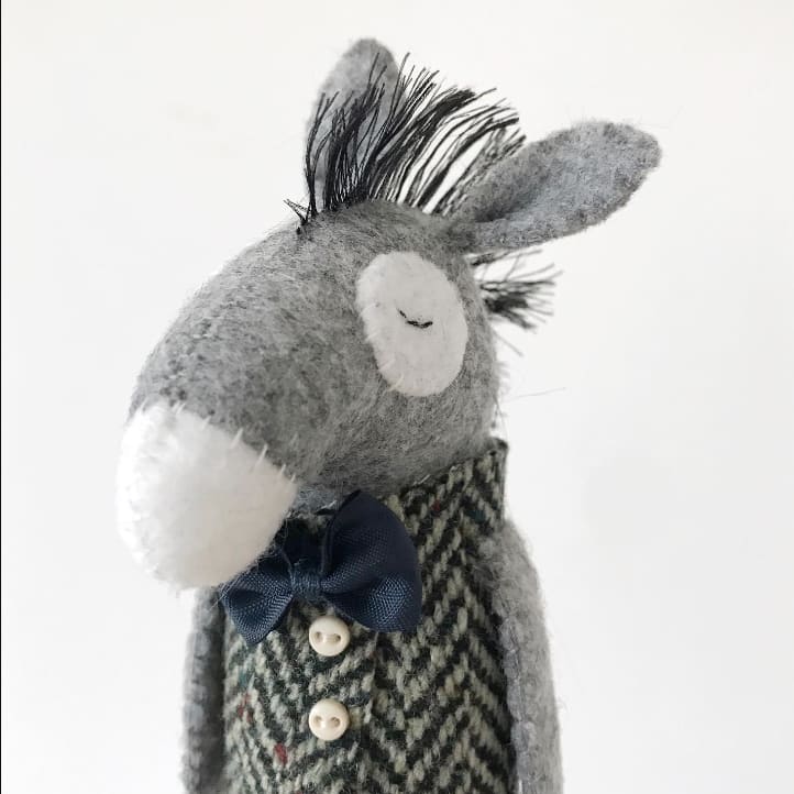 Peluche - Âne gris avec veston - PELUCHES