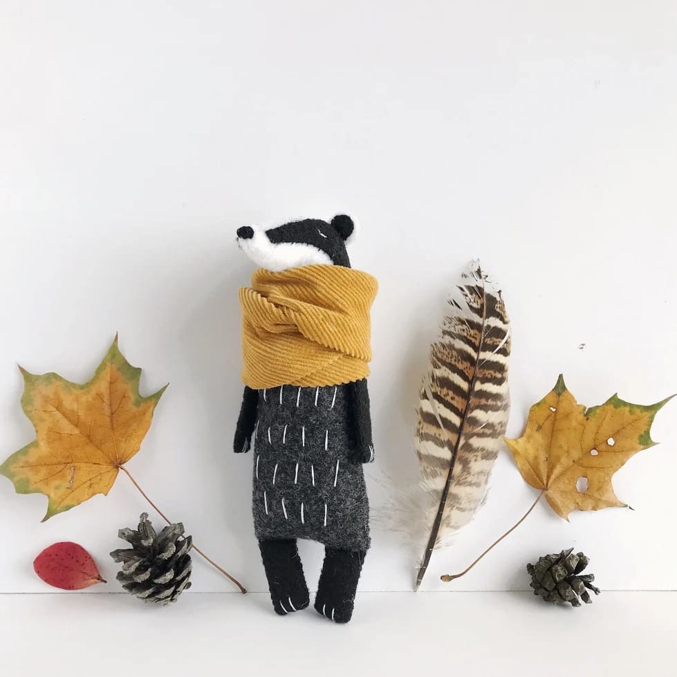 Peluche - Blaireau avec écharpe moutarde - PELUCHES