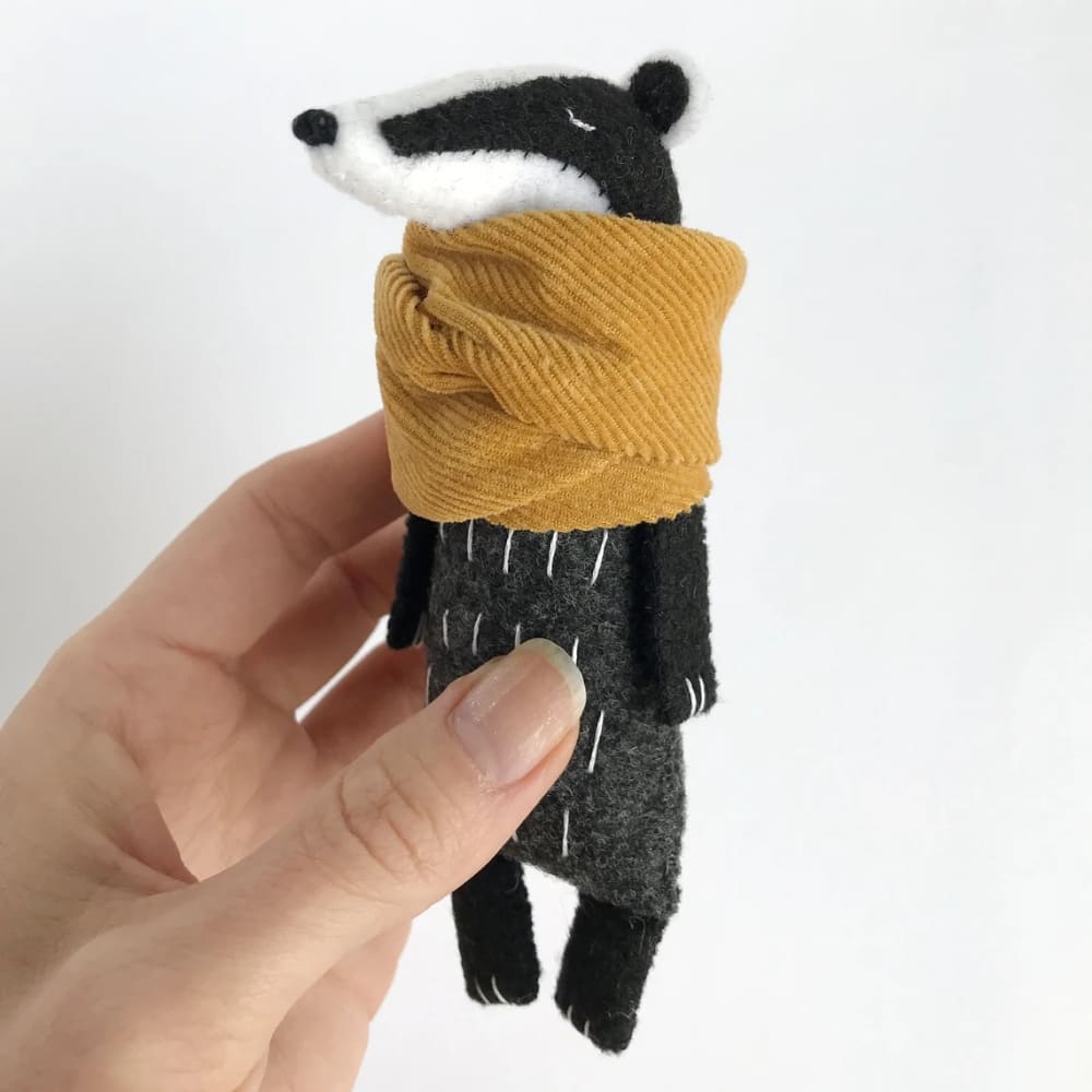 Peluche - Blaireau avec écharpe moutarde - PELUCHES