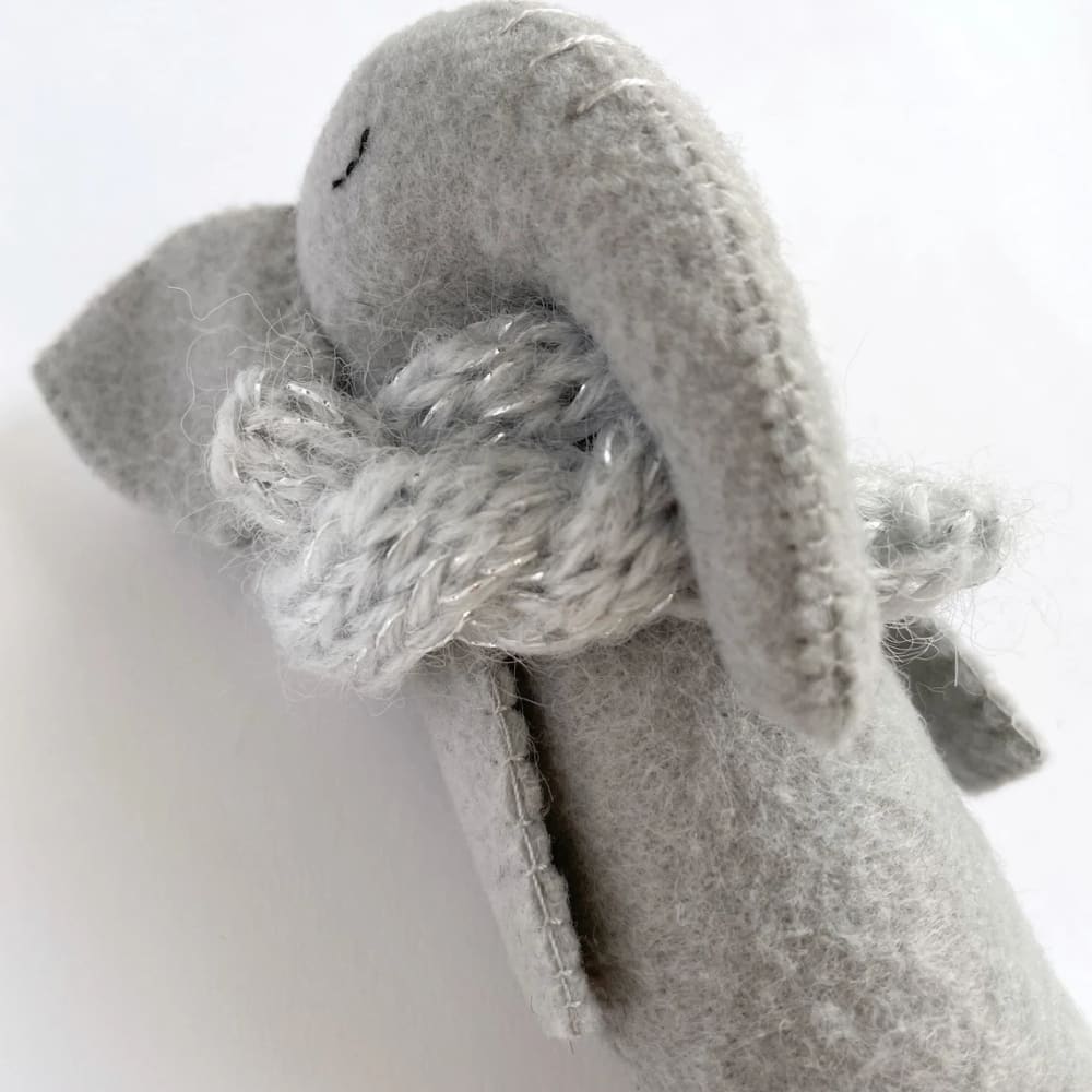 Peluche - Elephant avec écharpe grise - PELUCHES
