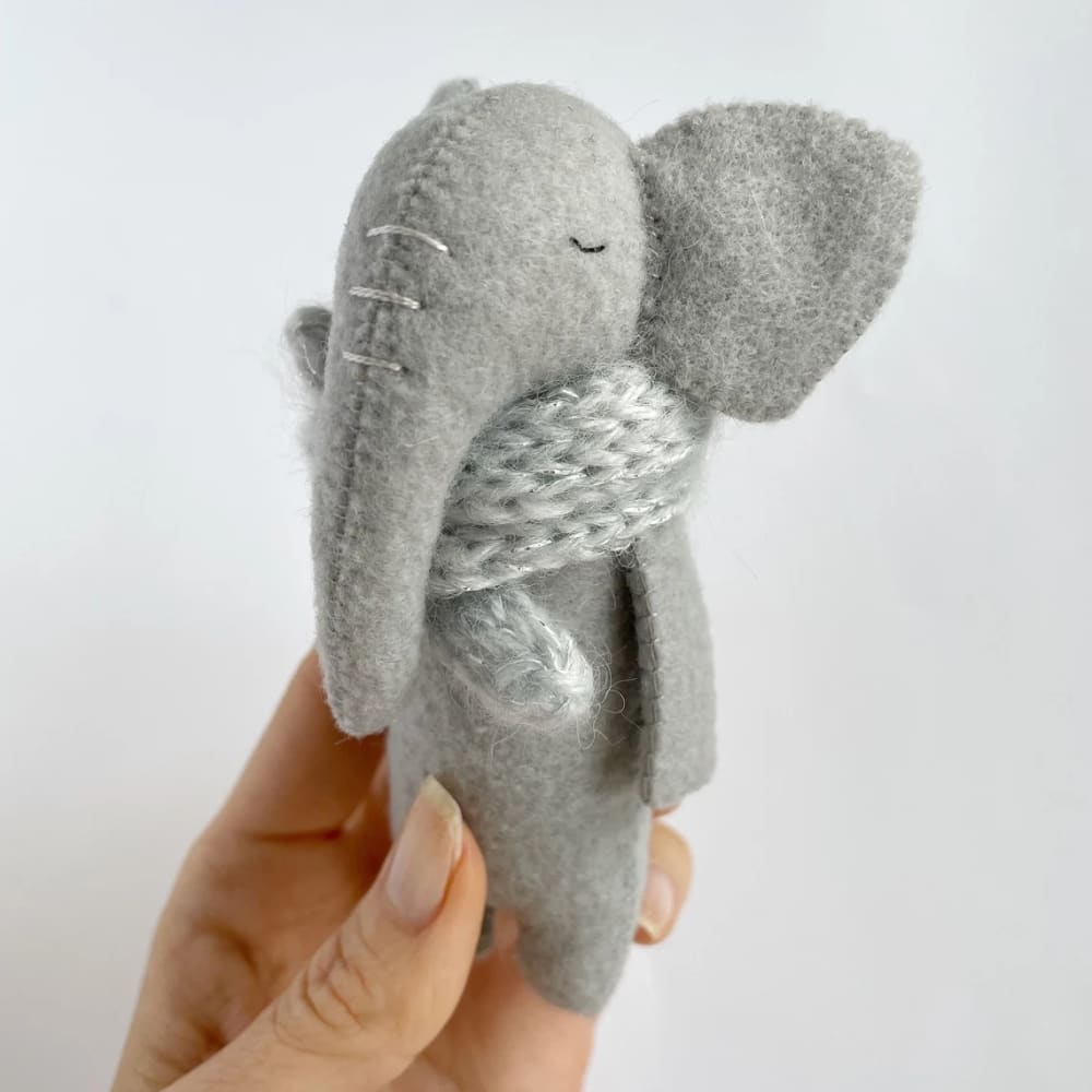 Peluche - Elephant avec écharpe grise - PELUCHES