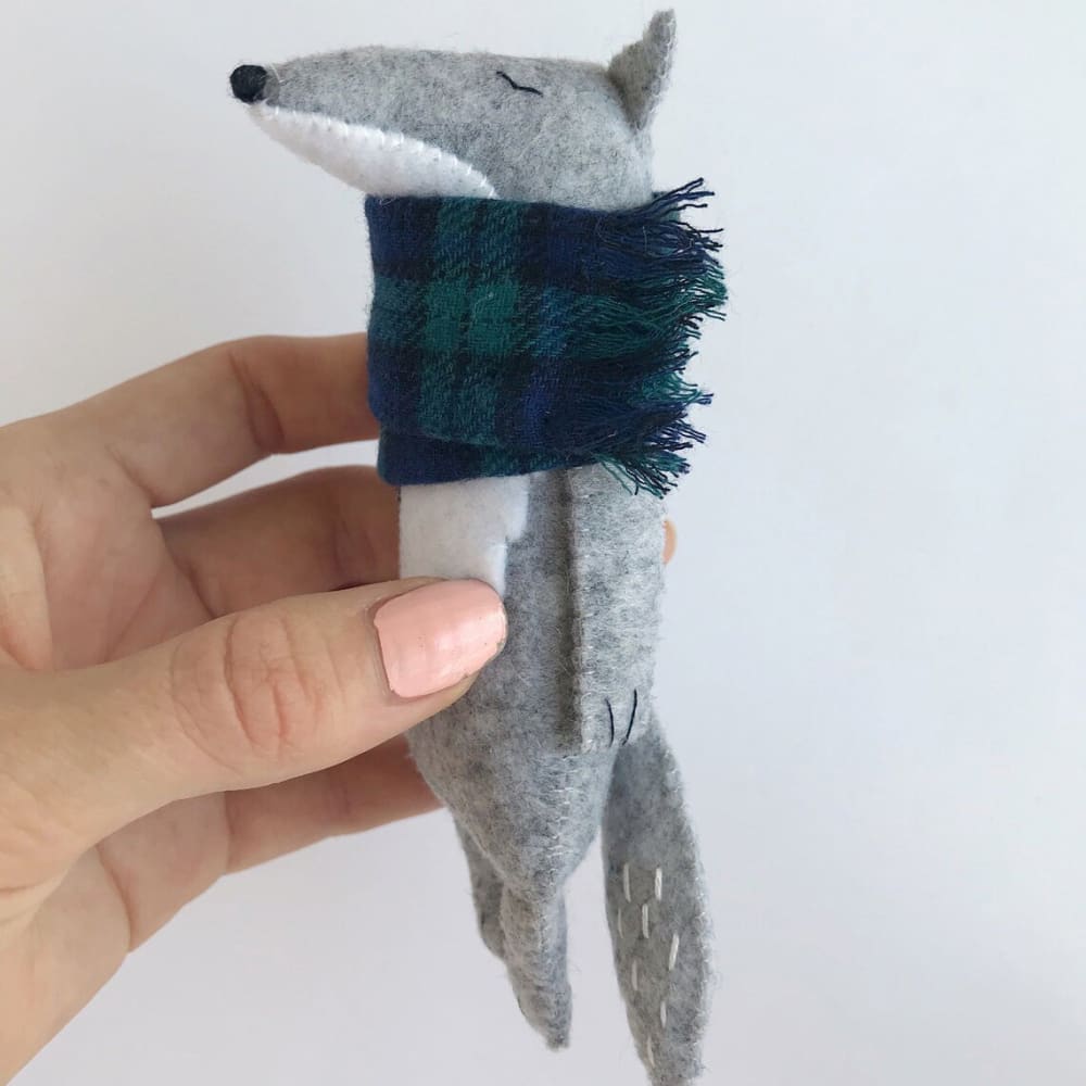 Peluche - Loup avec écharpe en tartan - PELUCHES