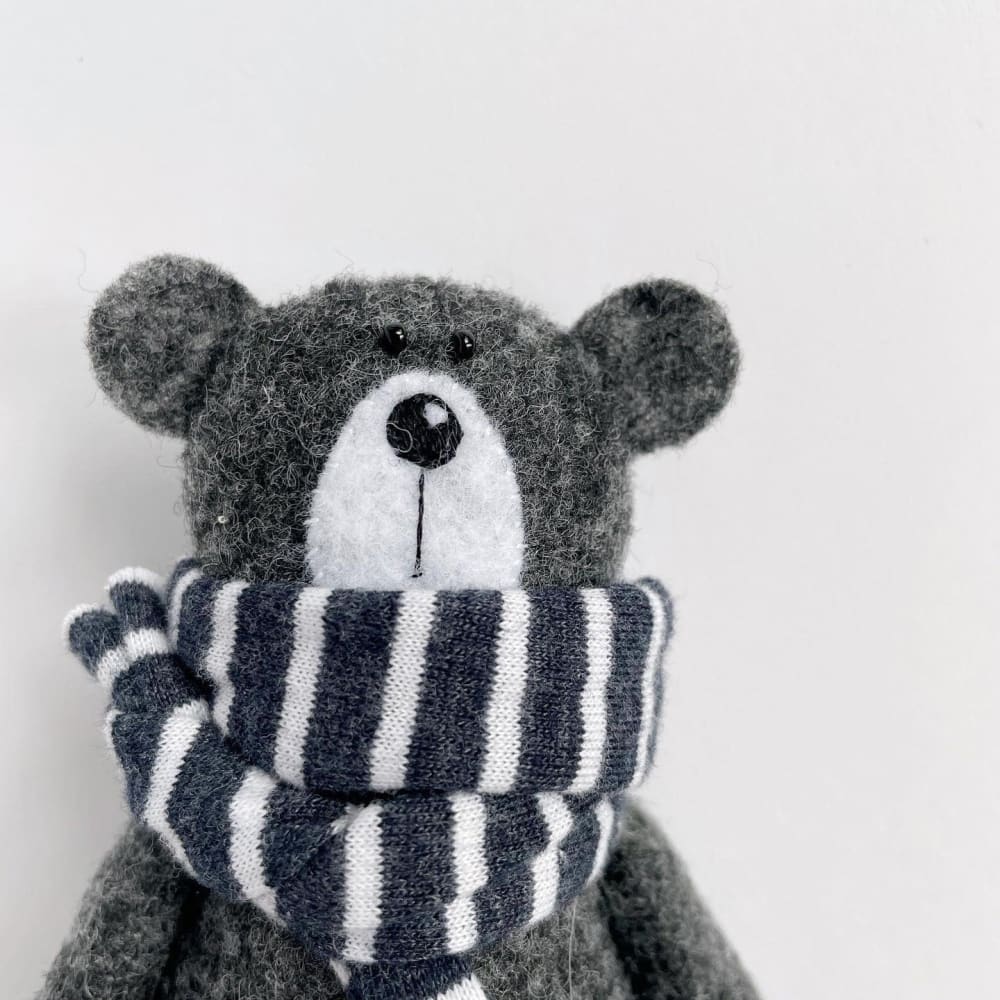 Peluche - Ours gris foncé avec écharpe marron - PELUCHES