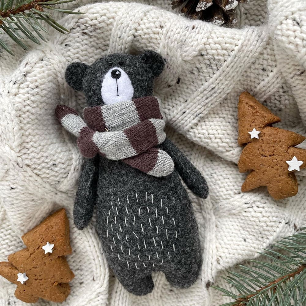 Peluche - Ours gris foncé avec écharpe marron - PELUCHES
