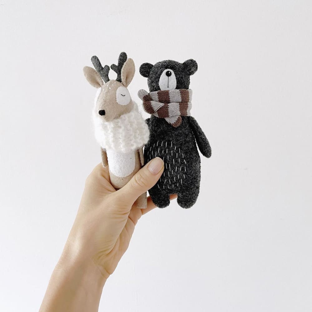Peluche - Ours gris foncé avec écharpe marron - PELUCHES