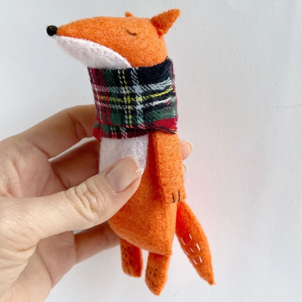 Peluche - Renard avec écharpe en tartan - PELUCHES