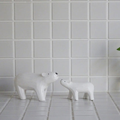 Wooden figurine – Polar bear on a walk with parent