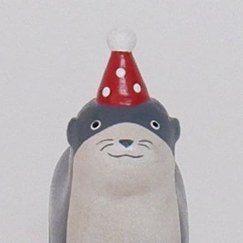 Figurine en bois - Loutre avec chapeau de fête - FIGURINES EN BOIS