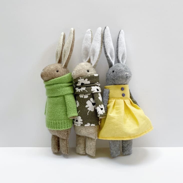 Peluche - Lapine avec col roulé fleuri - PELUCHES