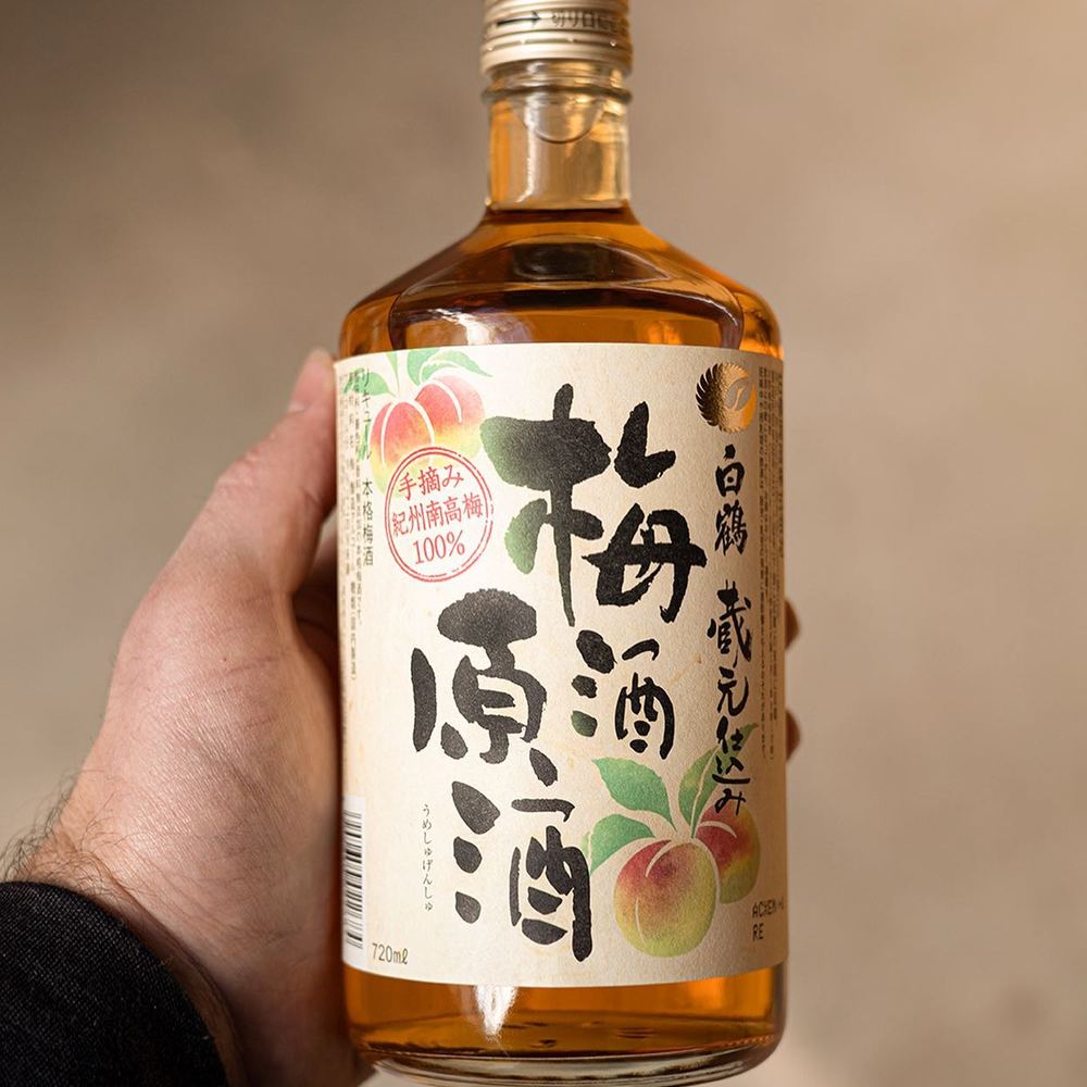 UMESHU GENSHU 720ml - Liqueur de Ume au saké junmai par HAKUTSURU, Japon. 🍑🇯🇵L'Umeshu de Hakutsuru a été brassé avec une technique hors norme, utilisant des prunes de qualité. Il se caractérise par un goût rafraîchissant, légèrement sucré et acide en même temps et par l'arôme bien mûr du fruit.Idéal à l’apéritif frais ou avec des glaçons. Il existe également de nombreux cocktails à base de Umeshu.Plus rare que l’umeshu au shochu, cette liqueur à base de saké junmai peut se déguster légèrement chauffé au bain-marie.À retrouver en ligne et en boutique 📍#umeshu #umeshusoda #hakatsuruplumwine