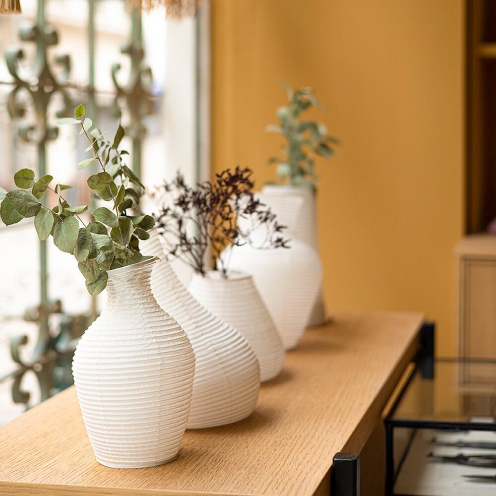 🌿Cette collection de 5 vases est réalisée en Washi, papier japonais fabriqué à partir de fibres de mûrier. La délicatesse du papier et les inclinaisons naturelles qui se créent par sa souplesse en font des objets poétiques et vivants.Design par @rina_ono_ et fabrication par Hayashi Kougei